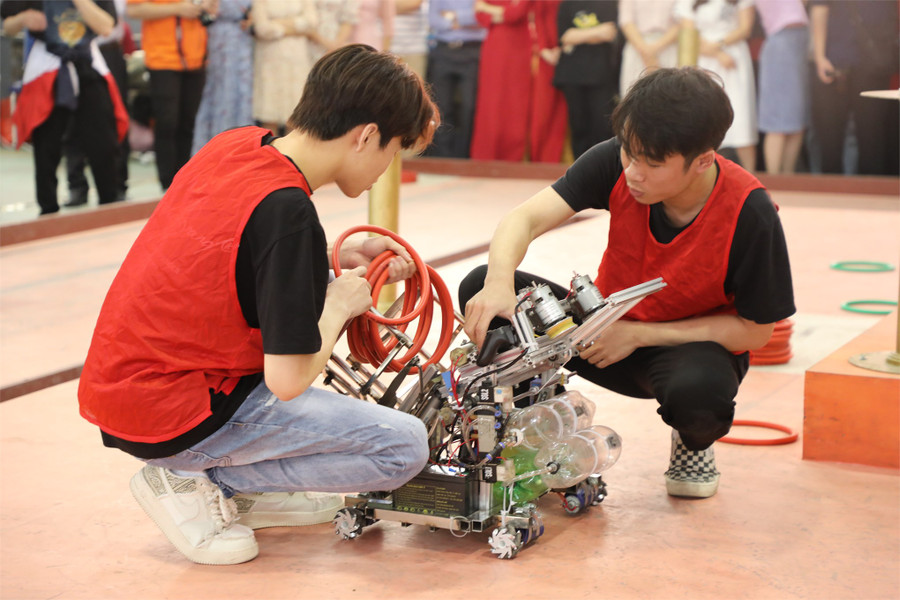 Sinh viên Trường ĐH Công nghiệp Hà Nội tại Cuộc thi “Sáng tạo Robot Việt Nam 2023” cấp trường. Ảnh: NTCC Sinh viên Trường ĐH Công nghiệp Hà Nội tại Cuộc thi “Sáng tạo Robot Việt Nam 2023” cấp trường. Ảnh: NTCC