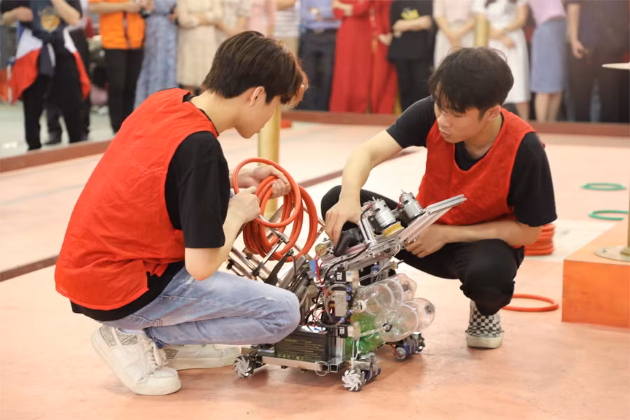 Sinh viên Trường ĐH Công nghiệp Hà Nội tại Cuộc thi “Sáng tạo Robot Việt Nam 2023” cấp trường. Ảnh: NTCC