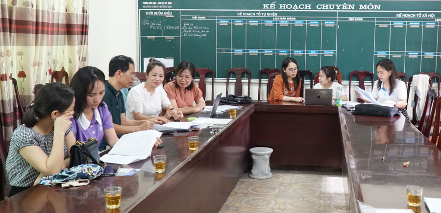 Phụ huynh đến đăng ký cho con em học mô hình tiên tiến tại Trường THCS Trường Thi (TP Vinh, Nghệ An). Phụ huynh đến đăng ký cho con em học mô hình tiên tiến tại Trường THCS Trường Thi (TP Vinh, Nghệ An).