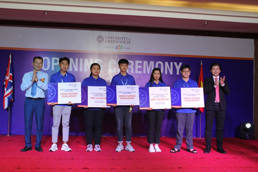 Trao học bổng cho các tân sinh viên