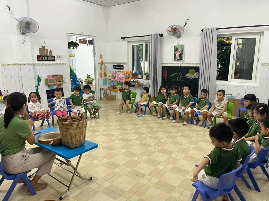 Các bé Trường Mầm non A Tiêng gửi quà tặng của núi rừng là củ sắn cho những bạn nhỏ Trường mầm non Ngọc Lan.