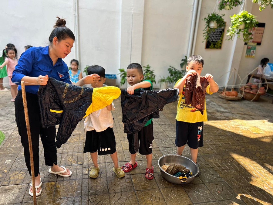 Các bé Lớp Lớn có một ngày cùng phụ giúp cô giáo giặt, phơi, phân loại, gấp xếp áo ấm để tặng lại cho bạn nhỏ vùng cao.