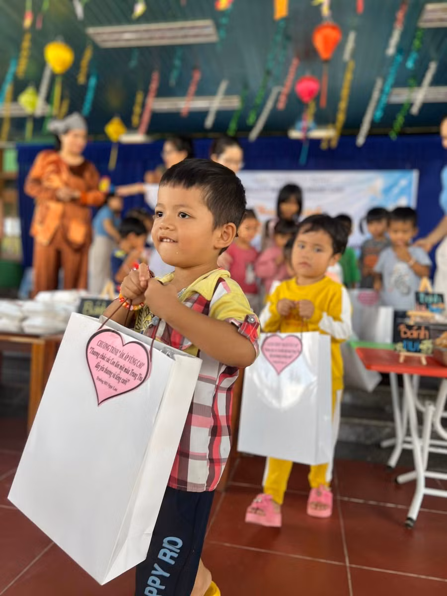 Túi quà tặng cho học sinh Trường Mầm non A Tiêng được các bạn Lớp Lớn Trường Mầm non Ngọc Lan cùng cô giáo chuẩn bị sẵn, gồm áo ấm đã qua sử dụng, dép, vòng đeo tay...