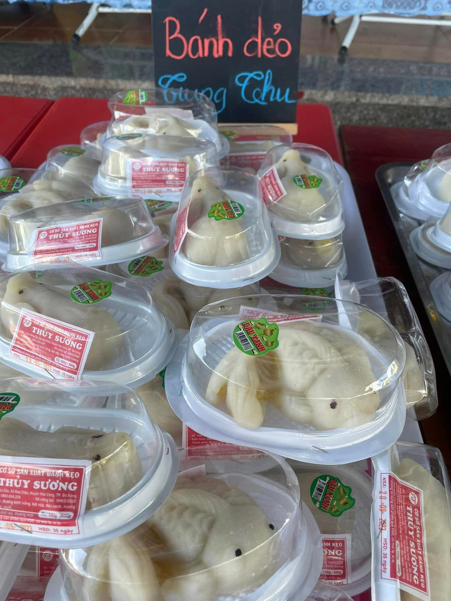 Tiệc buffer của các bé Trường Mầm non A Tiêng không thiếu bánh dẻo.