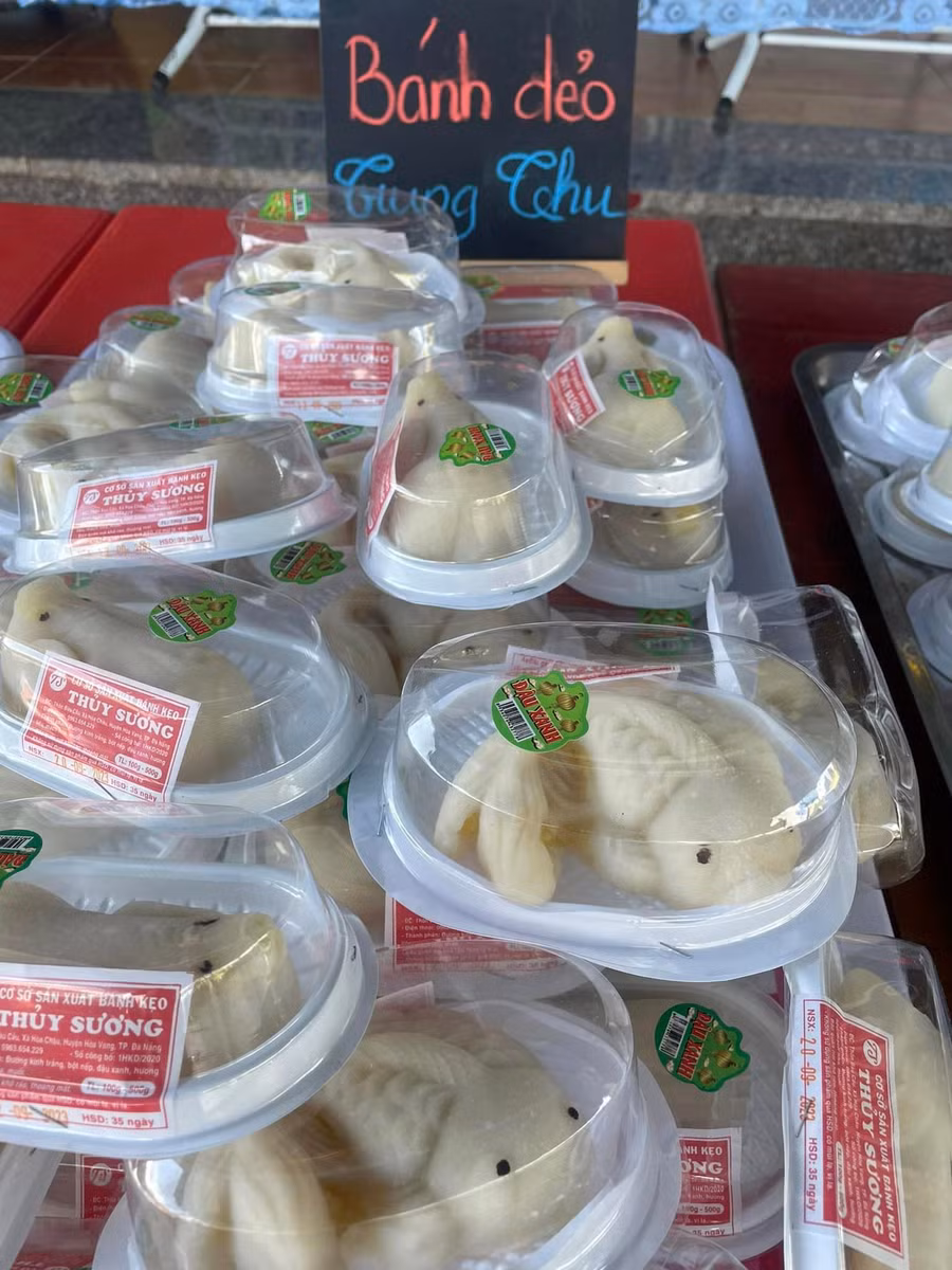 Tiệc buffer của các bé Trường Mầm non A Tiêng không thiếu bánh dẻo.