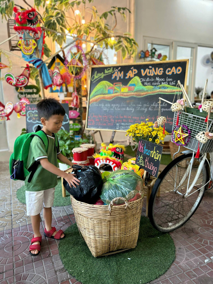 Những chiếc áo ấm đã qua sử dụng nhưng vẫn còn mới được các bé Trường Mần non Ngọc Lan tặng chương trình Ấm áp vùng cao.