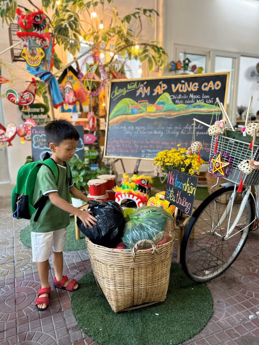 Những chiếc áo ấm đã qua sử dụng nhưng vẫn còn mới được các bé Trường Mần non Ngọc Lan tặng chương trình Ấm áp vùng cao.