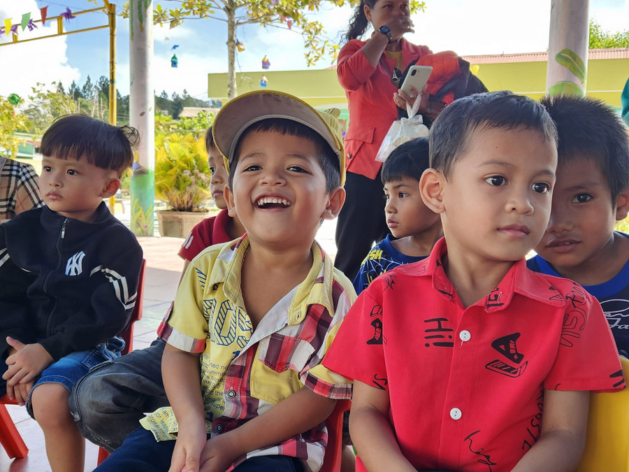 Các bé hào hứng xem các tiết mục biểu diễn do &quot;Chú Cuội&quot; và &quot;chị Hằng Nga&quot; đảm nhận.