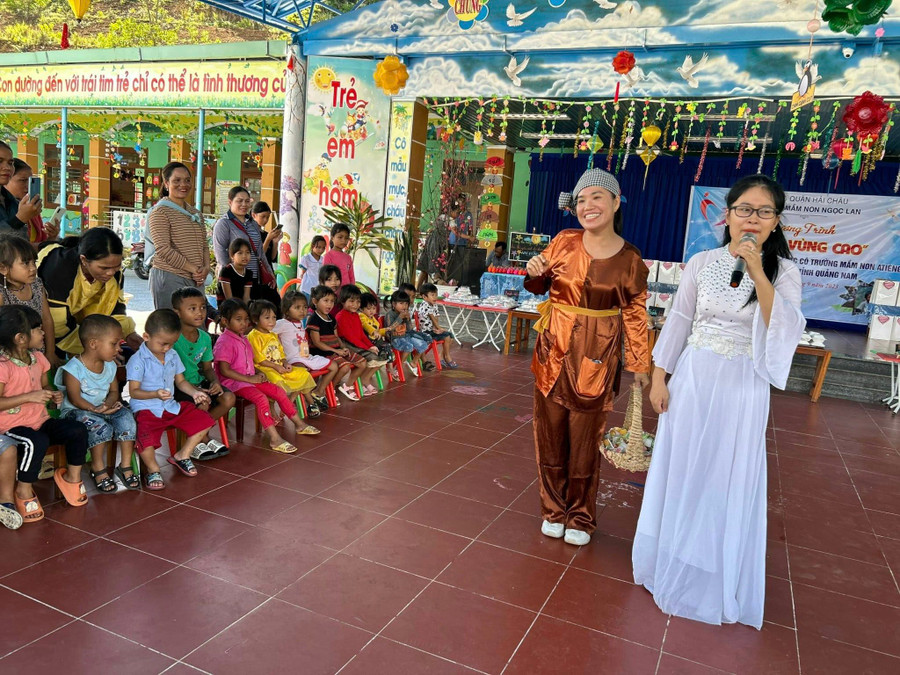 &quot;Chị Hằng Nga&quot; và &quot;Chú Cuội&quot; giao lưu với các bé Trường Mầm non A Tiêng.