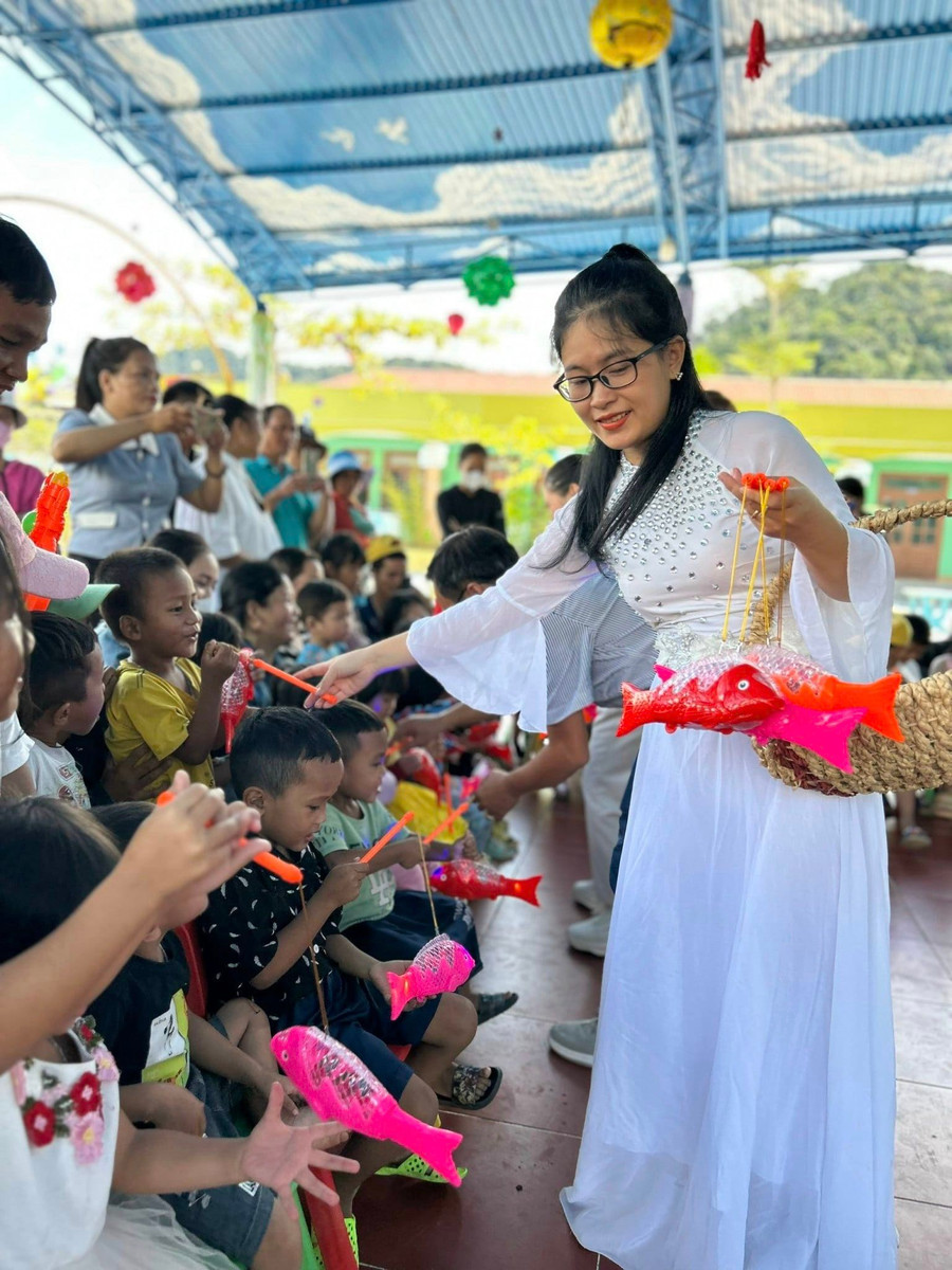 &quot;Chị Hằng Nga&quot; tặng đèn lồng cho các bé Trường Mầm non A Tiêng.