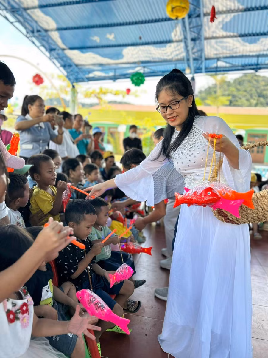 "Chị Hằng Nga" tặng đèn lồng cho các bé Trường Mầm non A Tiêng.