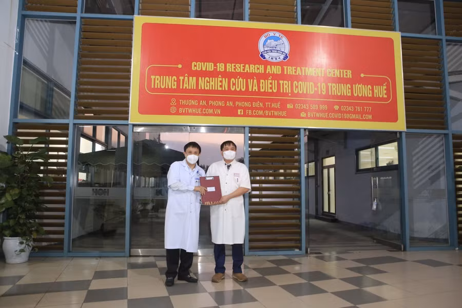 Trao quyết định bổ nhiệm Giám đốc điều hành Trung tâm nghiên cứu và điều trị Covid-19 Trung ương Huế cho TS. BS Nguyễn Thanh Xuân.