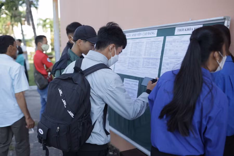 Sinh viên Trường Cao đẳng Quảng Nam làm thủ tục nhập học năm học 2022 - 2023.