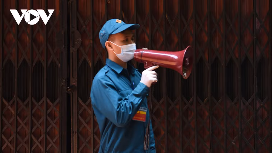 Trong kịch bản diễn tập tổ chức bầu cử cho cử tri thuộc diện F2, tổ bầu cử sẽ bố trí thành viên trong tổ mang hòm phiếu phụ đến nhà cho cử tri thực hiện các thủ tục bầu cử. Trước khi vào nhà, tổ bầu cử sẽ dùng loa để gọi tên cử tri.