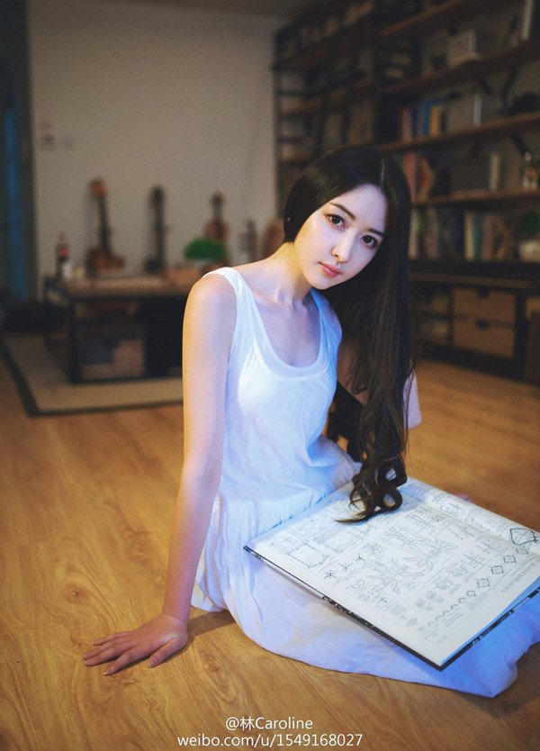 Ngất ngây trước dung nhan nữ họa sĩ ‘đẹp hơn tranh vẽ’