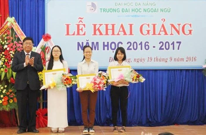 PGS.TS Đoàn Quang Vinh – Phó GĐ ĐH Đà Nẵng -trao thưởng cho SV trúng tuyển năm 2016 có điểm số cao nhất. 