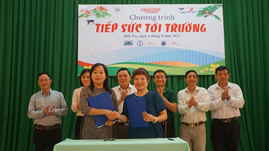 Bà La Thị Thúy - Giám đốc Sở GD&ĐT tỉnh Bến Tre và nhà báo Dương Thị Thanh Hương, Phó Tổng biên tập Báo Giáo dục và Thời đại đại diện ký thỏa thuận hợp tác.