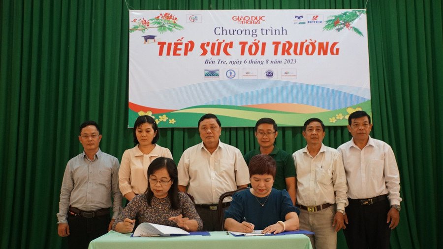 Bà La Thị Thúy - Giám đốc Sở GD&ĐT tỉnh Bến Tre (hàng đầu bên trái) và nhà báo Dương Thị Thanh Hương - Phó Tổng biên tập Báo Giáo dục và Thời đại (hàng đầu bên phải) ký thỏa thuận hợp tác. Ảnh: Mạnh Tùng Bà La Thị Thúy - Giám đốc Sở GD&ĐT tỉnh Bến Tre (hàng đầu bên trái) và nhà báo Dương Thị Thanh Hương - Phó Tổng biên tập Báo Giáo dục và Thời đại (hàng đầu bên phải) ký thỏa thuận hợp tác. Ảnh: Mạnh Tùng