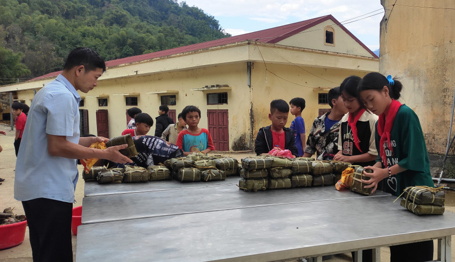 Trường PTDTBT THCS Trung Lý tổ chức gói bánh chưng cho học sinh dịp tất niên năm nay. Trường PTDTBT THCS Trung Lý tổ chức gói bánh chưng cho học sinh dịp tất niên năm nay.
