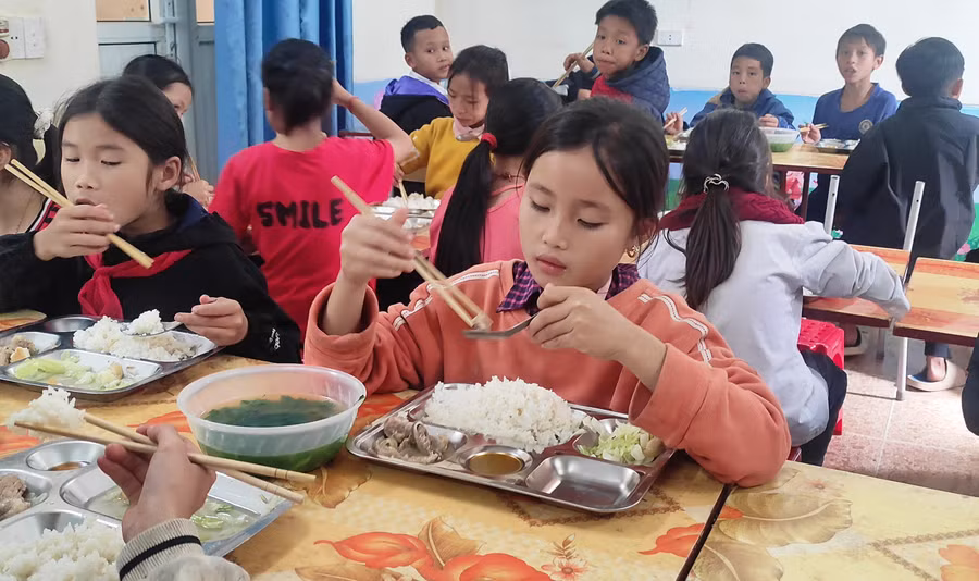 Học sinh Trường Tiểu học Quang Chiểu 2 (Mường Lát, Thanh Hóa) ăn cơm tối tại nhà ăn bán trú.