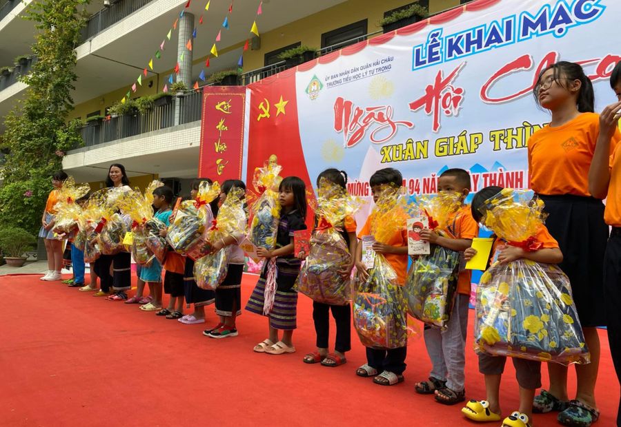Cô và trò Trường Tiểu học Lý Tự Trọng (quận Hải Châu, TP Đà Nẵng) tặng quà cho học sinh vùng cao lần đầu xuống phố. Ảnh: NTCC