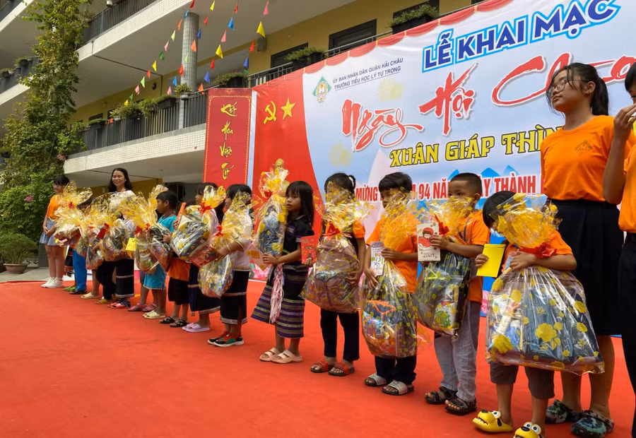 Cô và trò Trường Tiểu học Lý Tự Trọng (quận Hải Châu, TP Đà Nẵng) tặng quà cho học sinh vùng cao lần đầu xuống phố. Ảnh: NTCC