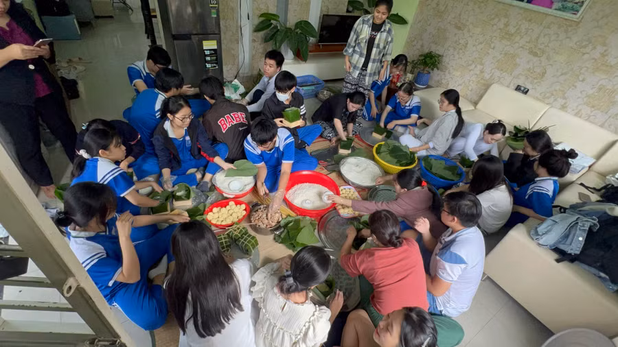 Học sinh lớp 12/9, Trường THPT Hoàng Hoa Thám (quận Sơn Trà, TP Đà Nẵng) tổ chức gói bánh chưng tặng quà Tết. Ảnh: NVCC