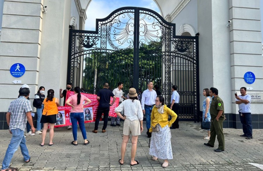 Phụ huynh có mặt tại một cơ sở trên địa bàn TPHCM vào ngày 15/2/2023 để làm việc với đại diện Trung tâm Apax Leaders. Ảnh: Hồ Phúc