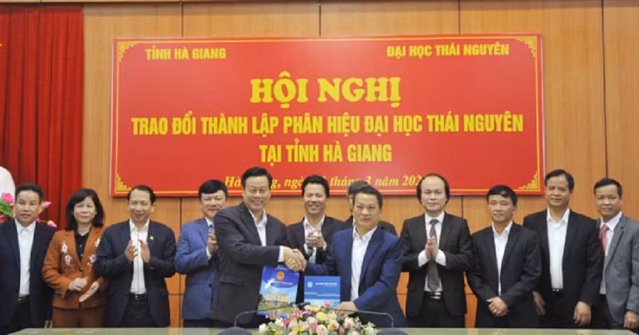 Chủ tịch UBND tỉnh Hà Giang Nguyễn Văn Sơn và GS.TS Phạm Hồng Quang, Giám đốc Đại học Thái Nguyên ký kết biên bản ghi nhớ.