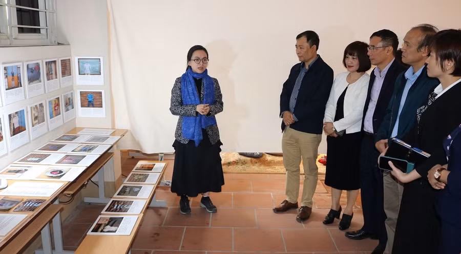 Đại diện lãnh đạo ĐH Thái Nguyên và trường Ngoại ngữ tham quan triển lãm.