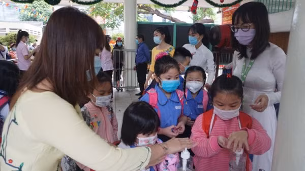 Học sinh rửa tay sát khuẩn trước khi vào trường