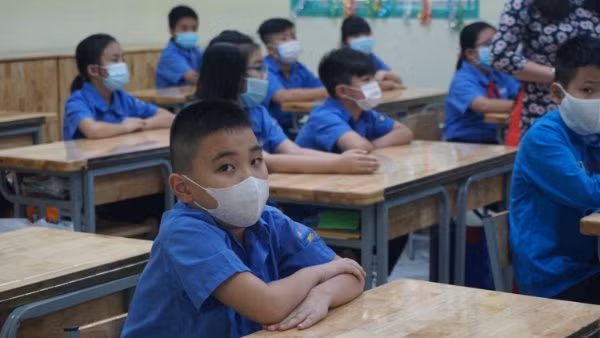 Học sinh đeo khẩu trang trong lớp học