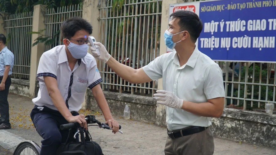 Học sinh tại TP.HCM kiểm tra thân nhiệt trước khi vào trường. Ảnh minh hoạ 