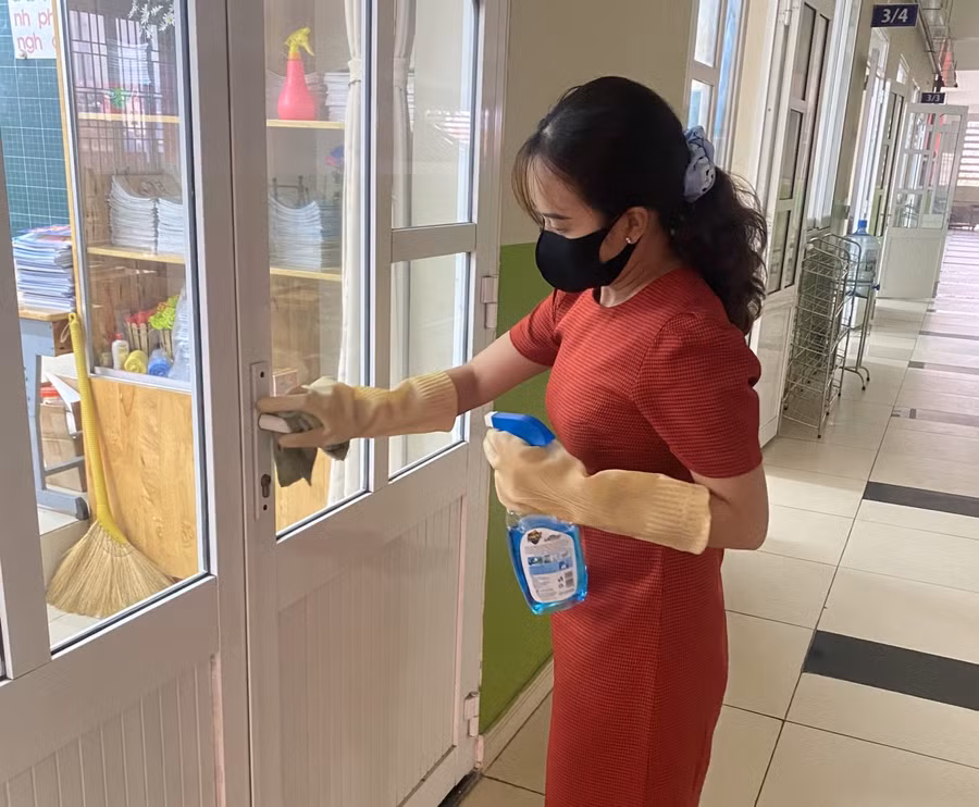 Nhà trường tổng vệ sinh, khử khuẩn toàn bộ khuôn viên, lớp học của trường. Ảnh minh hoạ
