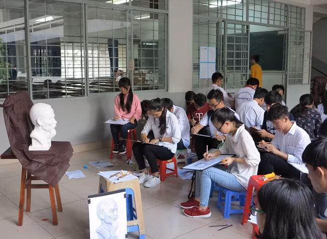 Các thí sinh thi năng khiếu sáng ngày 2/7 tại Trường ĐH Kiến trúc TPHCM