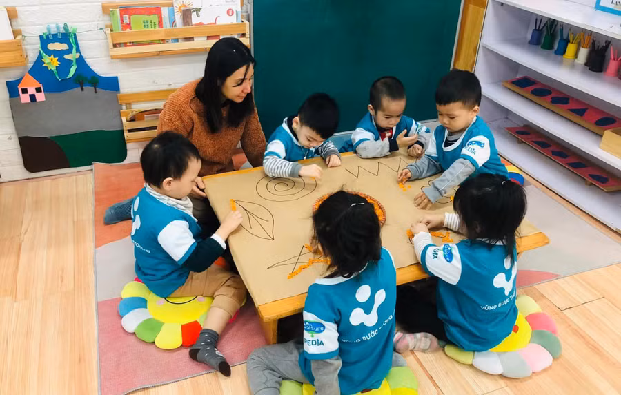 Bố mẹ đồng hành cùng con để trẻ hiểu được những giới hạn. Ảnh: TG.