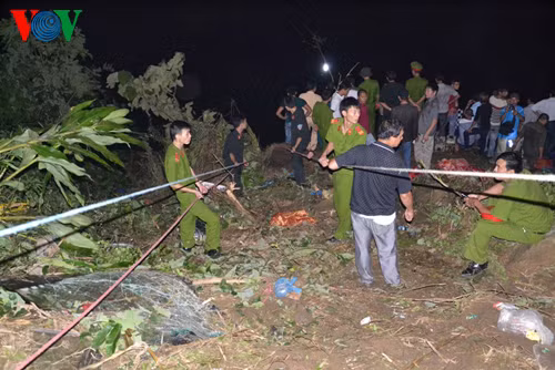 Lực lượng chức năng dòng dây thừng xuống vực để cứu hộ