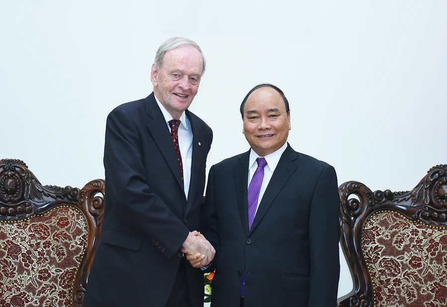 Thủ tướng Nguyễn Xuân Phúc tiếp cựu Thủ tướng Canada Jean Chretien. Ảnh: VGP/Quang Hiếu