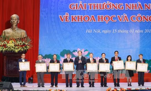 Chủ tịch nước Trần Đại Quang trao giải cho các tác giả đạt Giải thưởng Hồ Chí Minh về Khoa học và Công nghệ. Ảnh: TTXVN