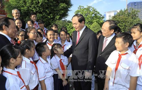 Chủ tịch nước Trần Đại Quang ân cần hỏi thăm các cháu thiếu nhi. Ảnh: TTXVN Chủ tịch nước Trần Đại Quang ân cần hỏi thăm các cháu thiếu nhi. Ảnh: TTXVN