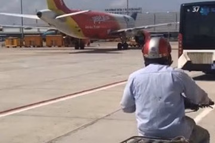 Làm rõ vụ người đàn ông chở hàng chạy xe máy vào khu bay ở sân bay Tân Sơn Nhất