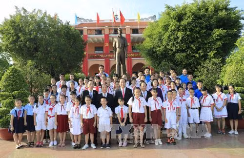 Chủ tịch nước Trần Đại Quang và lãnh đạo TPHCM cùng các cháu thiếu nhi là đại biểu Đại hội Cháu ngoan Bác Hồ TPHCM. Ảnh: TTXVN