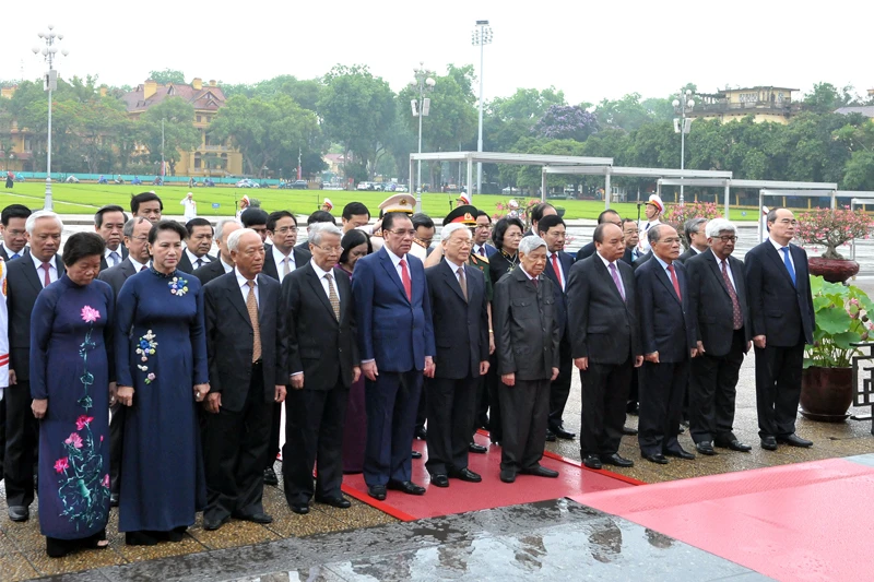 Đoàn đại biểu Ban Chấp hành Trung ương Đảng, Chủ tịch nước, Quốc hội, Chính phủ, Ủy ban Trung ương MTTQ Việt Nam đã vào Lăng viếng Chủ tịch Hồ Chí Minh và dâng hương tưởng niệm các Anh hùng liệt sĩ. Ảnh: VGP/Nhật Bắc