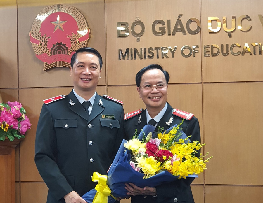 Chánh Thanh tra Bộ GD&amp;ĐT Nguyễn Đức Cường tặng hoa chúc mừng ông Lê Đình Nghị.