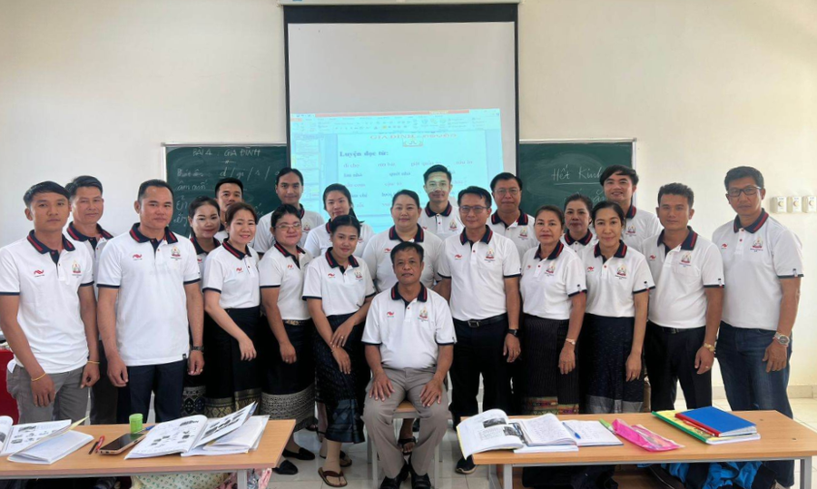 Thầy giáo và học viên tham gia lớp học Tiếng Việt ngắn hạn tại Trường ĐH Champasak (Lào).