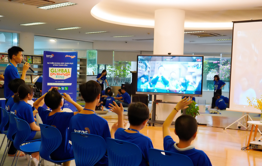 Các đội thi giao lưu trực tuyến tiếng Anh với điểm cầu Trung Quốc và chuyên gia giáo dục STEM Hoa Kỳ.