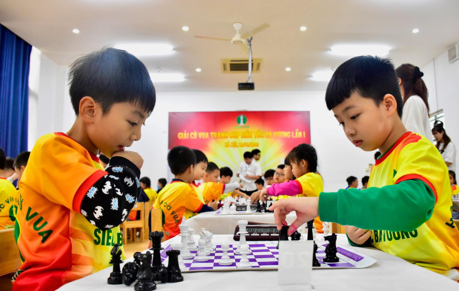 Các kỳ thủ tranh tài tại giải cờ vua tranh cúp Siêu tốc Bá Vương lần thứ I.