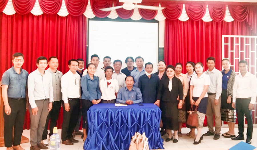 Ông Bun-lái, Trưởng khoa Giáo dục, cùng các học viên.