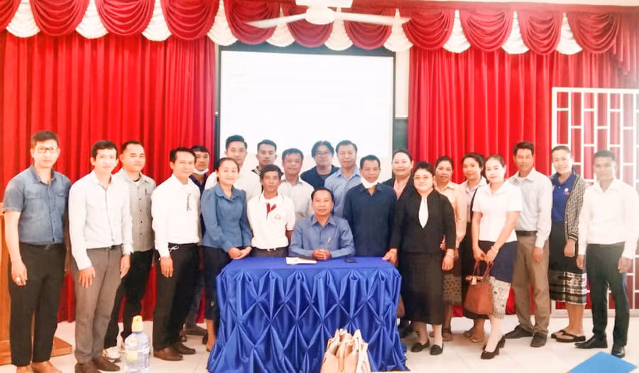 Ông Bun-lái, Trưởng khoa Giáo dục, cùng các học viên.