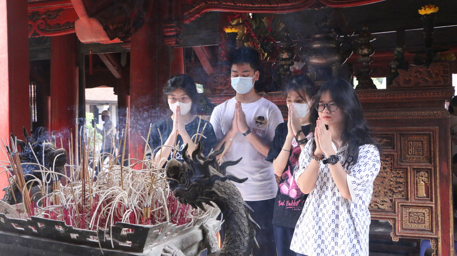 Các thí sinh tới Văn Miếu - Quốc Tử Giám với mong muốn đạt kết quả cao trong kỳ thi vào 10.